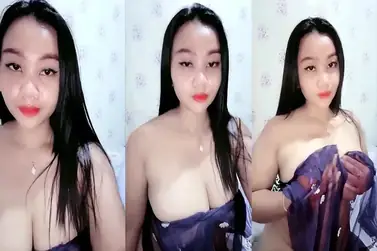 Tante Bohay Beraksi Hot Hanya Pakai Balutan Selimut